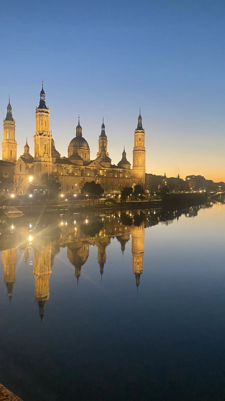 Basílica del Pilar de Zaragoza al atardecer